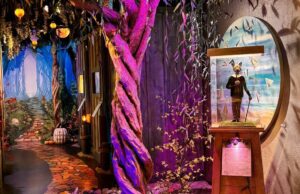 Puppets elegantes em uma floresta de fantasia? Entre neste SoCal cheio de artesanal à mão Puppets elegantes em uma floresta de fantasia? Entre neste SoCal cheio de artesanal à mão