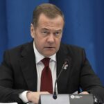 O vice -presidente do Conselho de Segurança da Rússia e o chefe do Partido Unido da Rússia, Dmitry Medvedev, fala durante uma reunião na Comissão do Programa do Partido da Rússia Unida em Moscou, Rússia, quinta -feira, 3 de abril de 2025