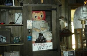 Qual é a boneca Annabelle e por que as pessoas estão tão convencidas de que são assombradas? Annabelle Raggedy Ann Doll