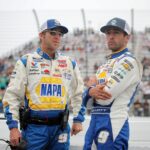 Chase Elliott (9) faz uma parada de pit durante o Autotrader Echopark Automotive 400 no Dover Motor Speedway. - Fonte: Imagen