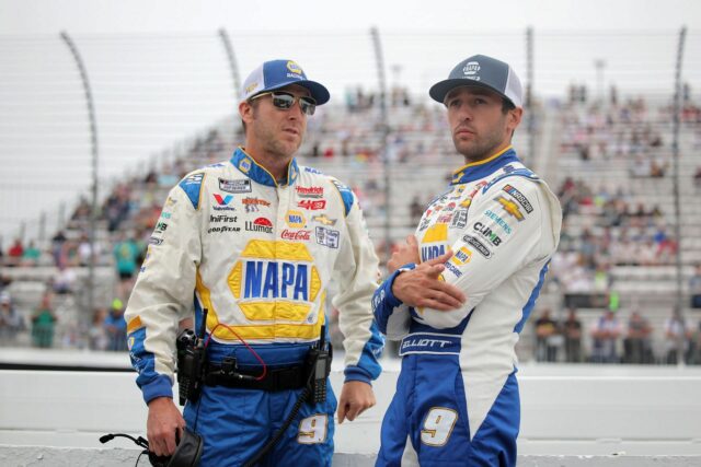 Chase Elliott (9) faz uma parada de pit durante o Autotrader Echopark Automotive 400 no Dover Motor Speedway. - Fonte: Imagen