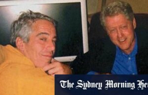 Quando Bill certamente conhece Jeffrey: Qual é o verdadeiro relacionamento de Clinton e Erasin? Outro rosto na multidão: Bill Clinton, pintado em 2002.