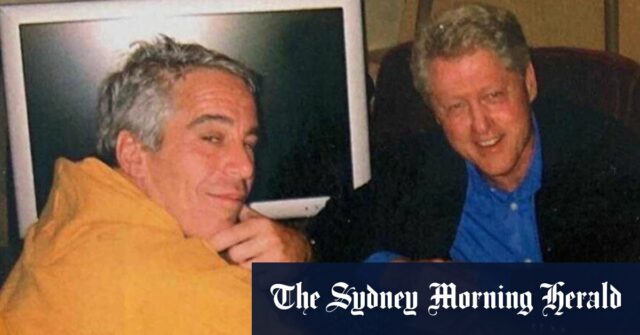 Outro rosto na multidão: Bill Clinton, pintado em 2002.