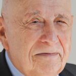 Vacinologista Dr. Stanley Plotkin, desenvolvedor da vacina contra a rubéola. Seu trabalho contribuiu para impedir a síndrome da rubéola congênita e salvar inúmeras vidas em todo o mundo. (Folheto)