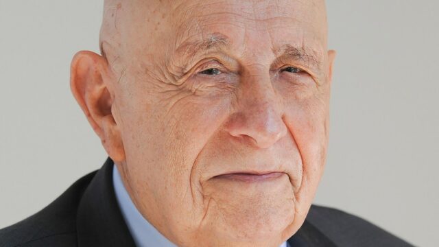 Vacinologista Dr. Stanley Plotkin, desenvolvedor da vacina contra a rubéola. Seu trabalho contribuiu para impedir a síndrome da rubéola congênita e salvar inúmeras vidas em todo o mundo. (Folheto)