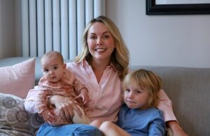 Quando as feridas frias podem matar ou causar danos cerebrais: o médico avisa o que você nunca deve fazer se tiver um Holly Stevens com seu bebê Violet, que tem cinco meses, e seu filho Freddy, seis anos