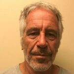 Financialler Jeffrey Epstein aparece em uma foto tirada para Nova York da Faculdade de Justiça Criminal no caso de um agressor sexual em 28 de março de 2017 e obtido pela Reuters em 10 de julho de 2019.