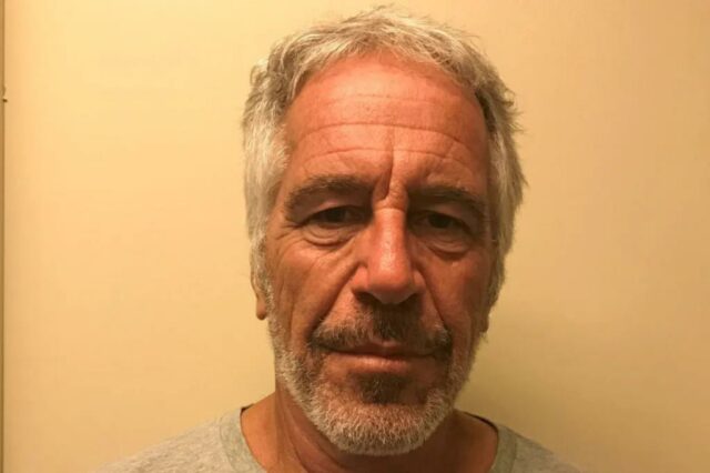 Financialler Jeffrey Epstein aparece em uma foto tirada para Nova York da Faculdade de Justiça Criminal no caso de um agressor sexual em 28 de março de 2017 e obtido pela Reuters em 10 de julho de 2019.