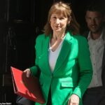 Por ameaça: o chanceler Rachel Reeves se recusou a excluir um corte na compensação da ISA, atualmente por £ 20.000