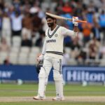 Ravindra Jadeja encontra uma celebração diferente depois de Ton, pois ele quer que Shubman Gill remova uma 'espada' no teste de Manchester (na foto).