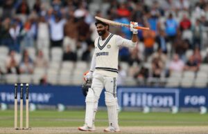 Ravindra Jadeja encontra uma celebração diferente depois de Ton, pois ele quer que Shubman Gill remova uma ‘espada’ no teste de Manchester (na foto). Ravindra Jadeja encontra uma celebração diferente depois de Ton, pois ele quer que Shubman Gill remova uma 'espada' no teste de Manchester (na foto).