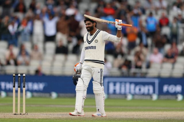 Ravindra Jadeja encontra uma celebração diferente depois de Ton, pois ele quer que Shubman Gill remova uma 'espada' no teste de Manchester (na foto).

