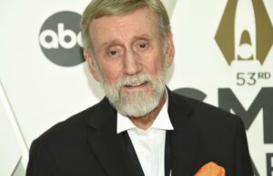 Ray Stevens compartilha a atualização após o ataque cardíaco inferior: “Tudo ainda é lindo!” Ray Stevens compartilha a atualização após o ataque cardíaco inferior: "Tudo ainda é lindo!"