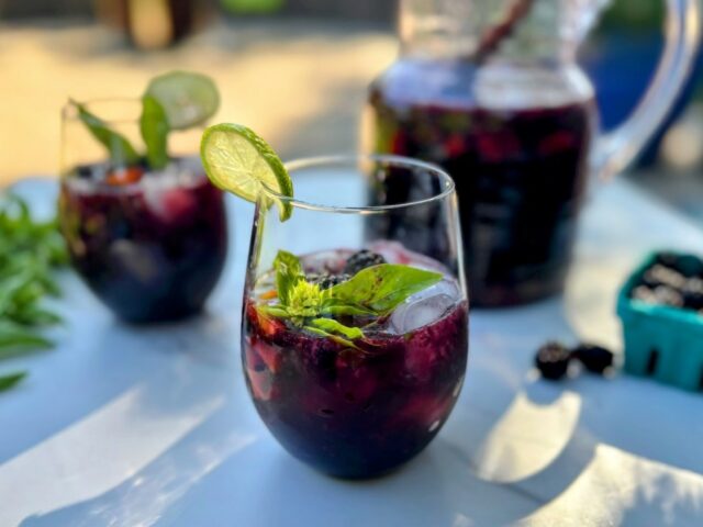 Receita: Blackberry Basil Sangria

