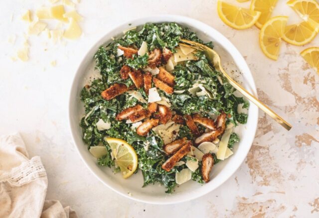 Receita: salada de couve de repolho de frango com limão crocante

