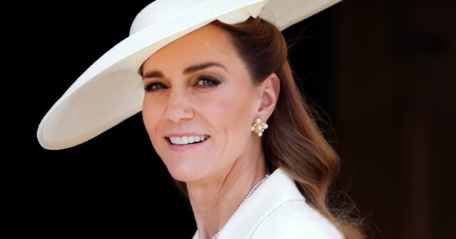 Recrie a cadeia de luxo de Kate Middleton procurando apenas $ 18

