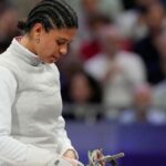 Arquivo - O Ysaora Thibus da França reage depois de perder 32 tour contra a Polônia Julia Walczyk Klimaszyk durante os Jogos Olímpicos de Verão de 2024 em Paris em 28 de julho de 2024 (AP Photo/Andrew Medichini, arquivo)