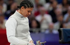 Recuperado por beijos: olímpico limpo em estojo de doping Arquivo - O Ysaora Thibus da França reage depois de perder 32 tour contra a Polônia Julia Walczyk Klimaszyk durante os Jogos Olímpicos de Verão de 2024 em Paris em 28 de julho de 2024 (AP Photo/Andrew Medichini, arquivo)