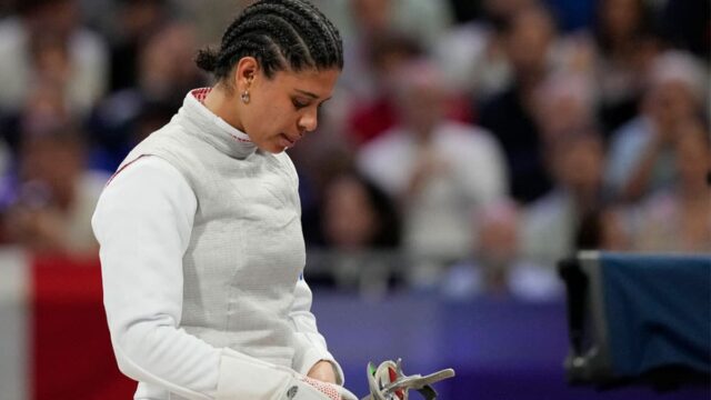 Arquivo - O Ysaora Thibus da França reage depois de perder 32 tour contra a Polônia Julia Walczyk Klimaszyk durante os Jogos Olímpicos de Verão de 2024 em Paris em 28 de julho de 2024 (AP Photo/Andrew Medichini, arquivo)