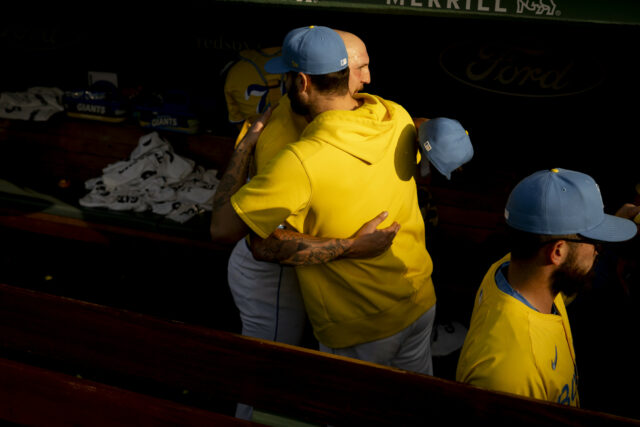Red Sox Pitcher confronta encomendados em brinquedos, menu social

