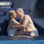 Reese Witherspoon parecia completamente amado com o namorado Oliver Haarmann quando o casal apaixonado se beijou durante um feriado em Saint-Tropez no sábado