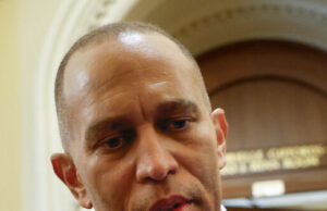 Relatório: Hakeem Jeffries acredita que os democratas sentirão falta de atirar no relaxamento da maioria em casa devido ao socialista Zohran Mamdani Relatório: Hakeem Jeffries acredita que os democratas sentirão falta de atirar no relaxamento da maioria em casa devido ao socialista Zohran Mamdani