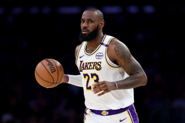 Relatório: Os Warriors consideraram o comércio para LeBron James


