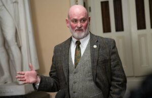 Rep do Partido Republicano exclui a instalação do aplaudimento, diminuindo as refeições escolares e a cobertura de saúde por milhões após o passe de grandes e belas contas: ‘Era para ser uma resposta a outro texto “ Rep do Partido Republicano exclui a instalação do aplaudimento, diminuindo as refeições escolares e a cobertura de saúde por milhões após o passe de grandes e belas contas: 'Era para ser uma resposta a outro texto "