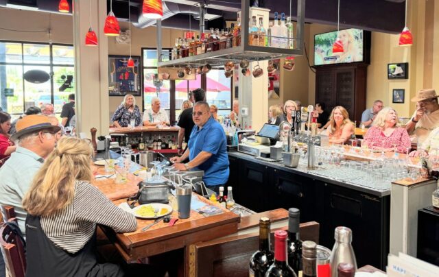 O proprietário de alcaparras e bebidas veio Razavi posou no restaurante em Campbell, que comemorou na quinta -feira, 17 de julho de 2025, com uma festa para os clientes. (Sal Pizarro/Bay Area News Group).