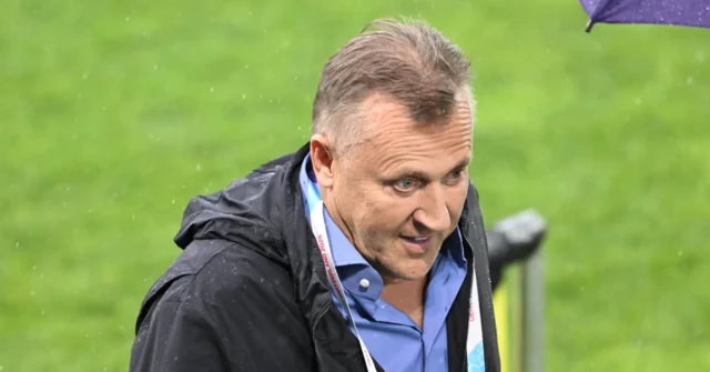 Retornar à seletor de seleção. Velozes e Magiera na sede da PZPN

