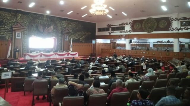 Reunião Plenária do Parlamento Provincial de Jambi, Visão Geral da Reading do Conselho em frente ao Governador de Jambi

