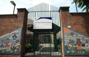 Revelado: as 2.000 escolas onde mais da metade dos estudantes não falam inglês como sua primeira língua … então seu filho é um deles? Imagem: Kobi Nazrul School, onde nenhum aluno fala inglês como o primeiro idioma