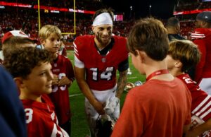 Ricky Pearsall, do 49ers Ricky Pearsall #14 do San Francisco 49ers comemora depois que ela alcançou um touchdown no segundo trimestre do State Farm Stadium no segundo trimestre do State Farm Stadium em 5 de janeiro de 2025 em Glendale, Arizona. (Foto de Christian Petersen/Getty Images)