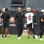 O coordenador de defesa de San Francisco 49ers, Robert Saleh, fala após o segundo dia de treinamento do campo de treinamento 49er no sistema de treinos no Levi's Stadium em Santa Clara, Califórnia, na quinta -feira, 24 de julho de 2025 (Doug Duran/Bay Aea News Group)