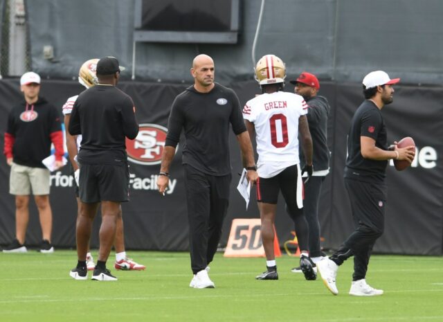 O coordenador de defesa de San Francisco 49ers, Robert Saleh, fala após o segundo dia de treinamento do campo de treinamento 49er no sistema de treinos no Levi's Stadium em Santa Clara, Califórnia, na quinta -feira, 24 de julho de 2025 (Doug Duran/Bay Aea News Group)