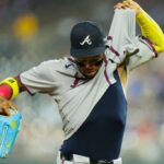 Campo direito de Atlanta Braves Ronald Acuna Jr. (13) Ele deixa o jogo durante a sexta rodada contra o Kansas City Royals no Kauffman Stadium.