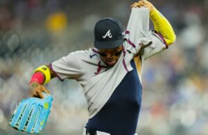 Ronald Acuna Jr. Campo direito de Atlanta Braves Ronald Acuna Jr. (13) Ele deixa o jogo durante a sexta rodada contra o Kansas City Royals no Kauffman Stadium.