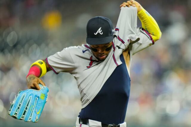 Campo direito de Atlanta Braves Ronald Acuna Jr. (13) Ele deixa o jogo durante a sexta rodada contra o Kansas City Royals no Kauffman Stadium.
