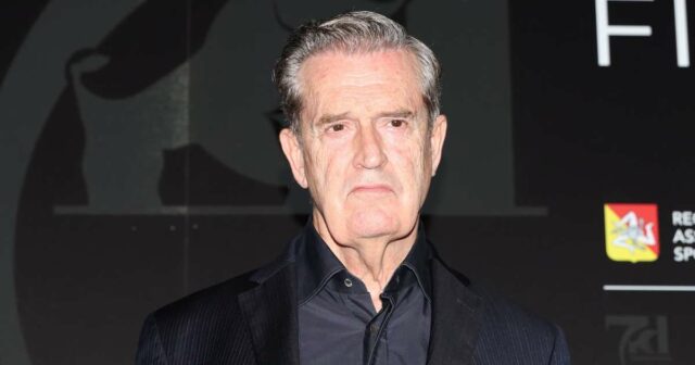 Rupert Everett afirma que foi demitido por 'Emily em Paris' após a quarta temporada

