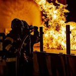 Rusun Klender foi envolto em fogo enquanto os moradores dormiam, uma avó foi morta assada