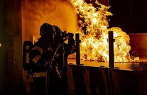 Edifício Terra Drone em incêndios em Kemayoran, polícia afirma que há fatalidades Rusun Klender foi envolto em fogo enquanto os moradores dormiam, uma avó foi morta assada