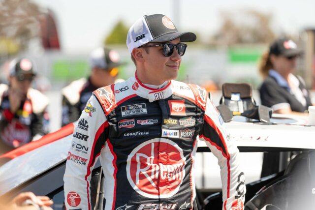 Ryan Flores derramou feijão no movimento "Balyali" de Christopher Bell depois de destruir Zane Smith, que influencia Corey Lajoie.

