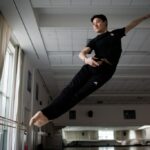 Stanfords Lleyton Ho, membro do São Francisco Ballet, está aguardando seu diploma durante a cerimônia de abertura do Departamento de Economia de Stanford 2025 no domingo, 15 de junho de 2025, na Hoover Tower, na Universidade de Stanford, em Stanford, Califórnia, Califórnia