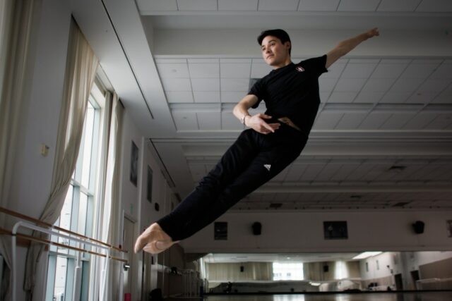 Stanfords Lleyton Ho, membro do São Francisco Ballet, está aguardando seu diploma durante a cerimônia de abertura do Departamento de Economia de Stanford 2025 no domingo, 15 de junho de 2025, na Hoover Tower, na Universidade de Stanford, em Stanford, Califórnia, Califórnia