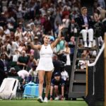 Aryna Sabalenka, da Bielorrússia, celebra as singles femininas contra Emma Raducanu durante a terceira rodada da terceira rodada do Campeonato de Wimbledon de 2025 em Wimbledon, em Wimbledon, sudoeste de Londres, em 4 de julho de 2025.