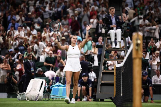 Aryna Sabalenka, da Bielorrússia, celebra as singles femininas contra Emma Raducanu durante a terceira rodada da terceira rodada do Campeonato de Wimbledon de 2025 em Wimbledon, em Wimbledon, sudoeste de Londres, em 4 de julho de 2025.