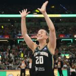 Sabrina Ionescu, de Nova York Liberty, celebra a vitória na competição WNBA Starry de 3 pontos.