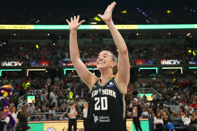 Sabrina Ionescu, de Nova York Liberty, celebra a vitória na competição WNBA Starry de 3 pontos.