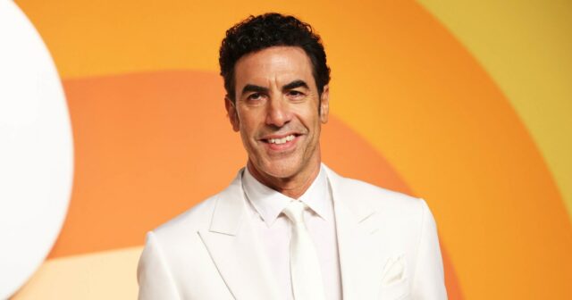 Sacha Baron Cohen mostra uma nova aparência ralada de 53

