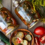 Salada de pepino com molho de tomate. Perfeito para frascos de inverno